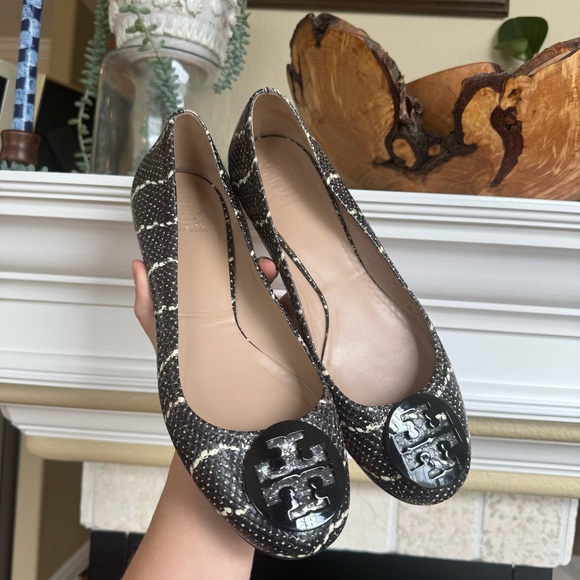 Tory Burch Black and Cream Snakeskin-Print Logo Ballet Flats - Picture 3 of 7